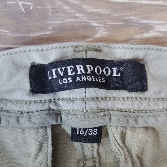 Liverpool Green Cargo Shorts Mid-Rise Comfort - Picture 2 of 3